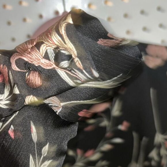 Vince Camuto Blk & Pink Floral, Crewneck, Silky, Bishop Slv w/buttons XXS - Picture 4 of 10